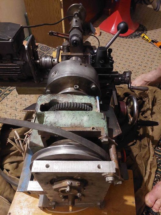 Продам токарный станок с столиком для фрезерной насадки