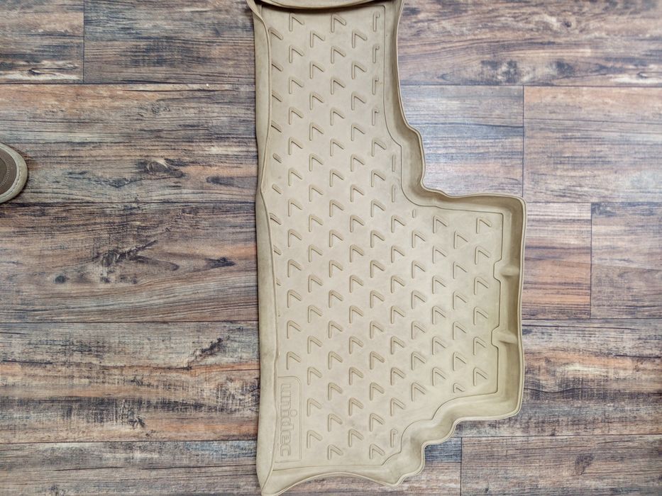 Продам  комплект ковриков