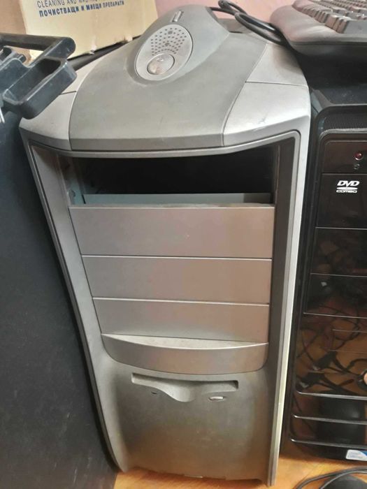 Сървър, ПС, принтери, скенер, монитори, кабели, суичове, телефони.