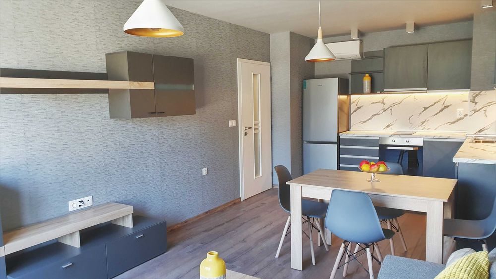 Дава се под наем Двустаен апартамент в к.к. Св.Св. Константин и Елена - 60 кв.м за 650 € - Снимка #2