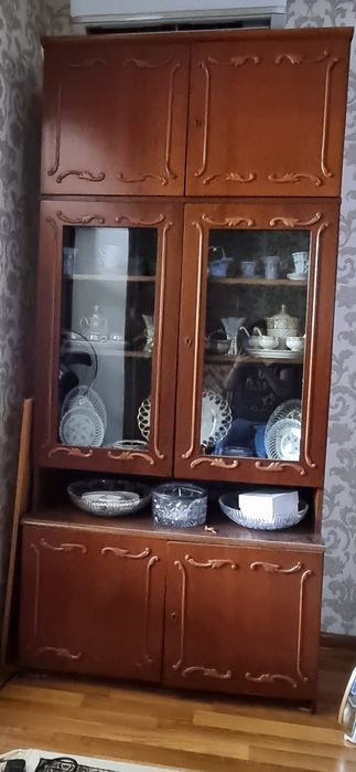 Продаётся шкаф для посуды.  Румынский