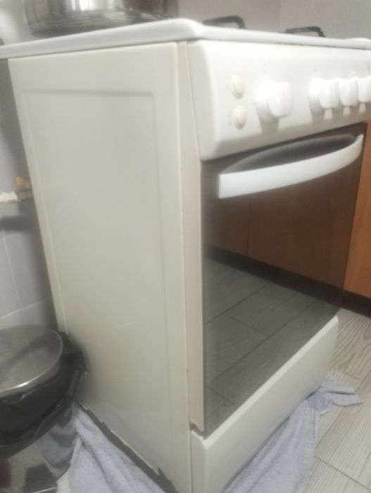 Vând aragaz funcțional!