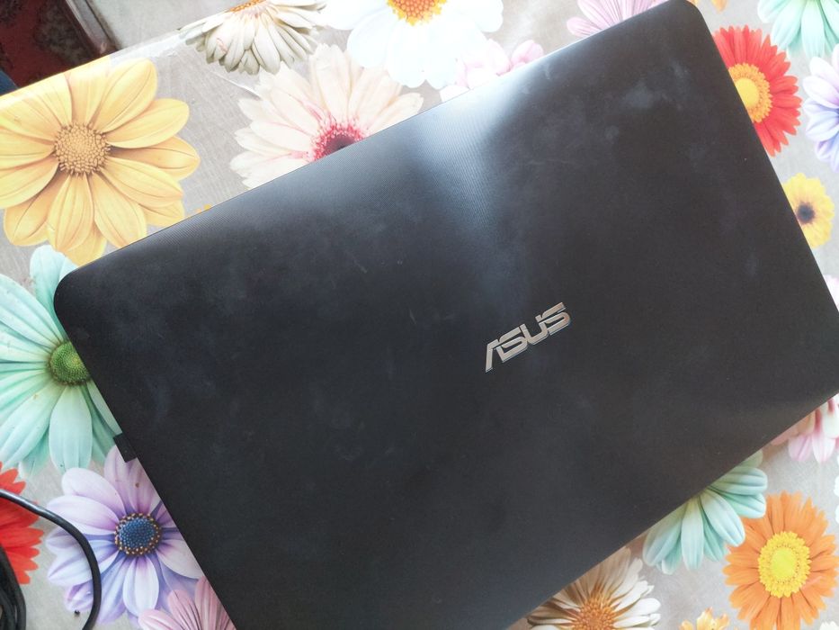 Notebook sotiladi Asus