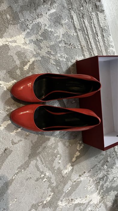 Кожаные лаковые женские туфли