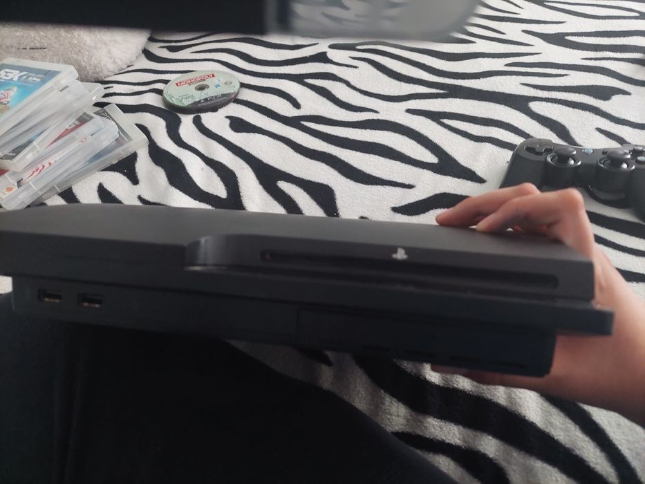 Vând ps3 bună+controlăr+cabluri+două jocuri la alegere