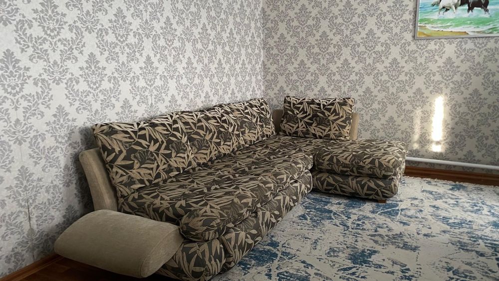 Продается диван с подушками