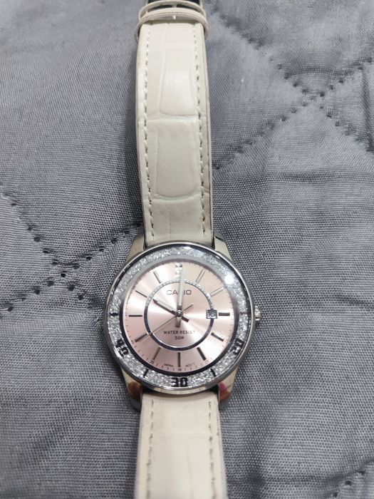 Продам часы Casio белые