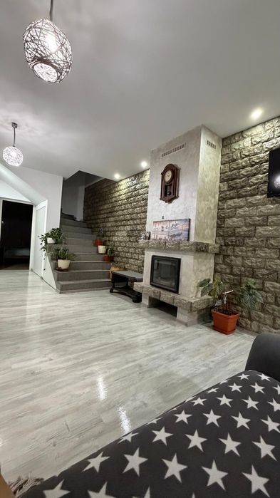 Casă de închiriat