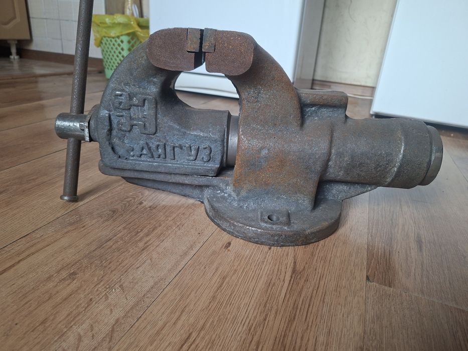 Тиски слесарьные
