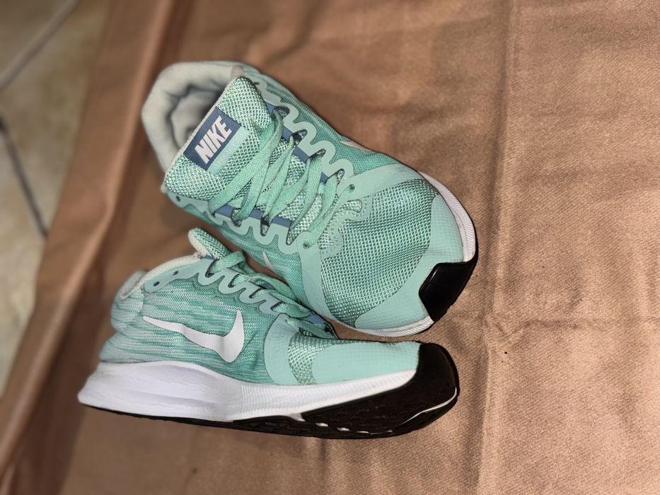 Vand adidasi nike /la mana a doua