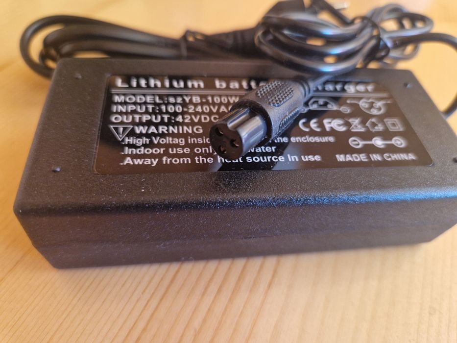 Универсално зарядно