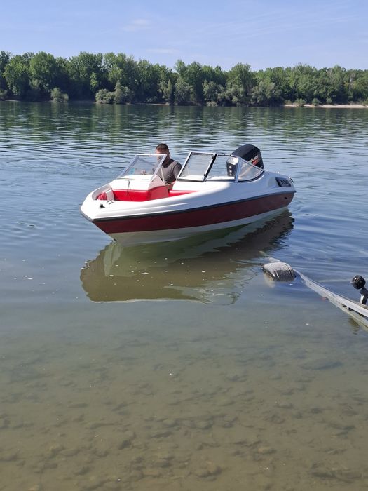 Barca Chaparral Bowrider cu motor Mercury 60 cp  4 timpi EFI