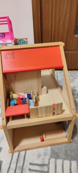 Дървена къща за кукли