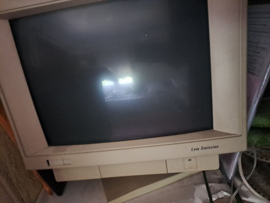 Ретро компютър Pentium с монитор  и тонколони