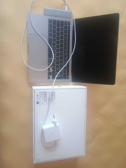MacBook Pro 13 M1, 16GB RAM, 256GB SSD, Space Grey – ca nou + bonus hub USB-C