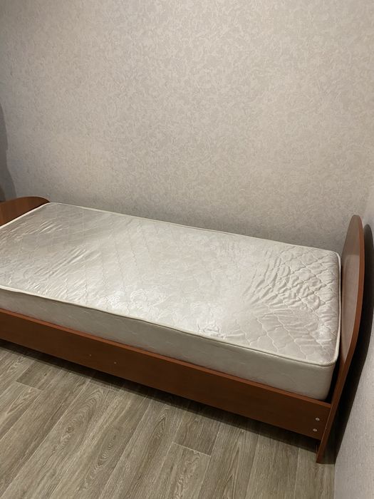 Продам кровать с матрасом