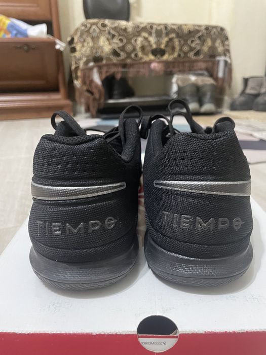 Футбольные кроссовки