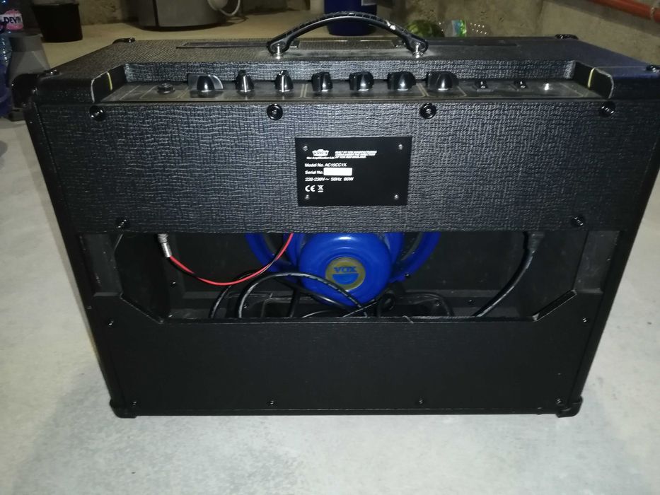 Продавам усилвател за китара VOX-AC15!