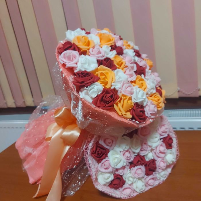 Букет от вечни рози и светещи пеперуди