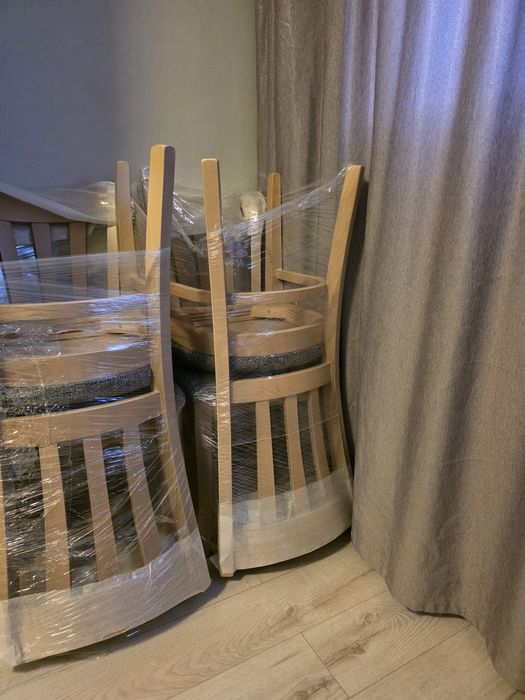 Чисто нови троянски трапезни столове