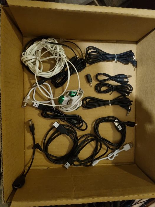 Soclu baterii,cablu tel,ștechere,căști tel,incarcatoare,cablu RCA