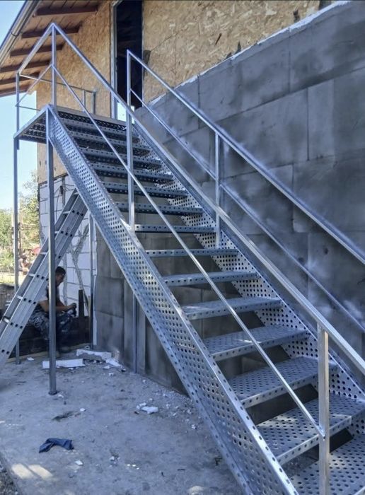 Confectionam scarii metalice zincate exterioare și pentru incendii , platforme, podete si balustrazi profesionale la cererea clientului . Asiguram tra
