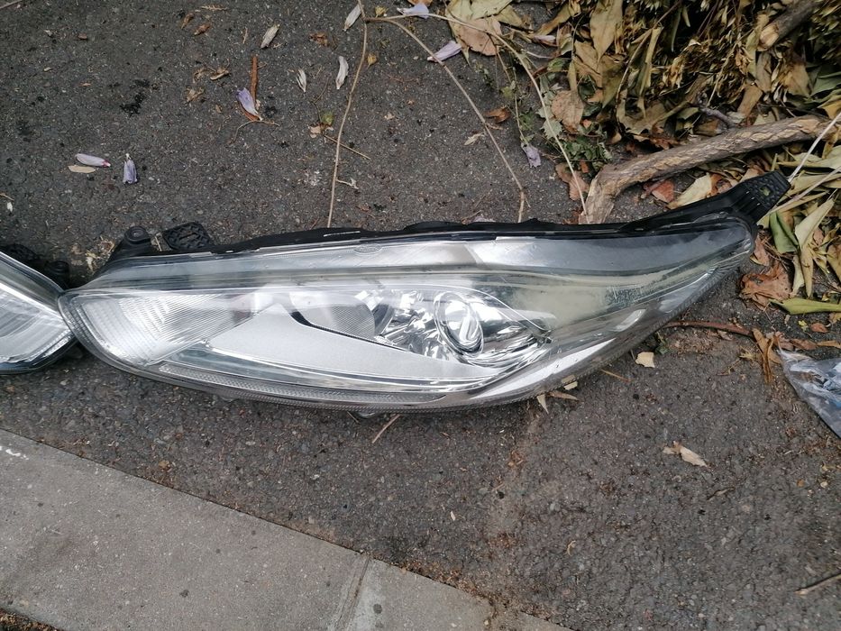 Bara fata aripa far capota trager radiator ventilator Ford Fiesta, an 2015