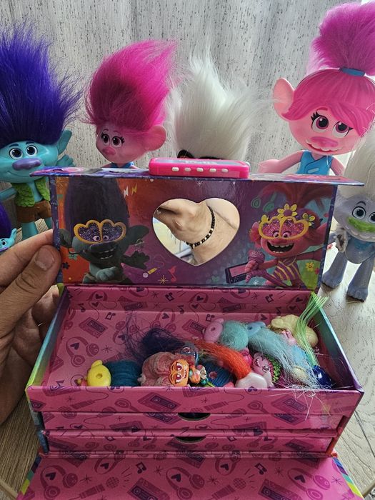 Тролчета от Hasbro - Комплект фигурки от филма Trolls , кутия с бижута с гривни и колие на тролчетата , музикално тролче Попи
