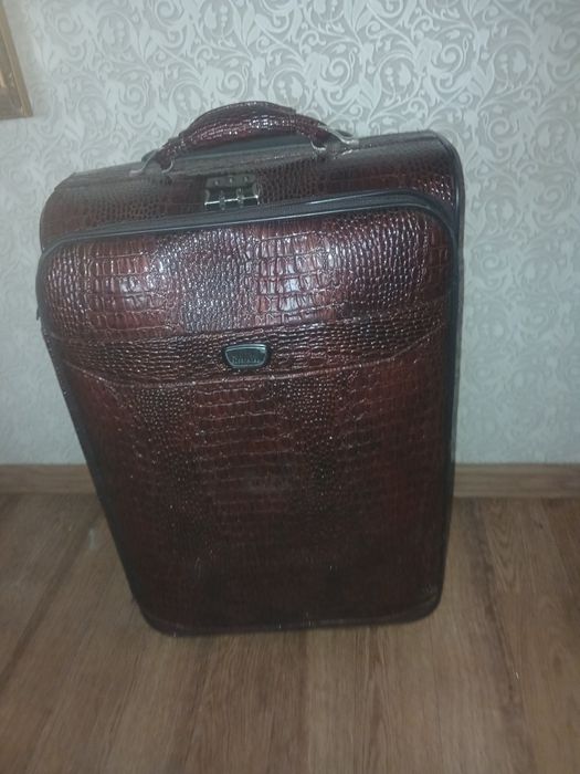 Чемодан на колёсиках