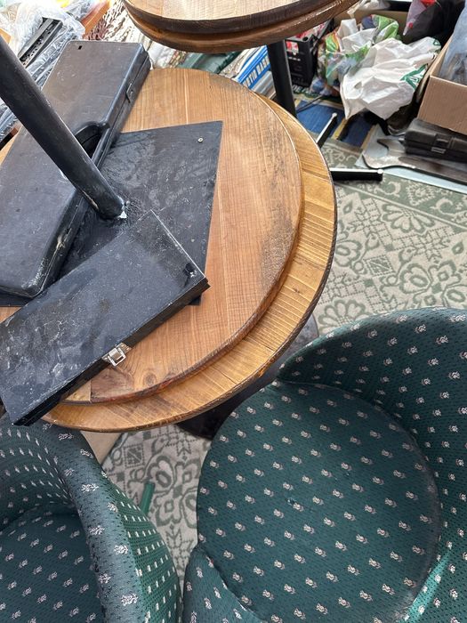 Здравейте продавам масите,столовете,палетните дивани от първата снимка