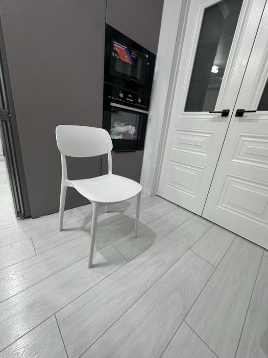 Продам новый комплект стульев