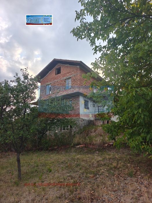 Къща в с. Лобош 157 м² и двор 990 м²