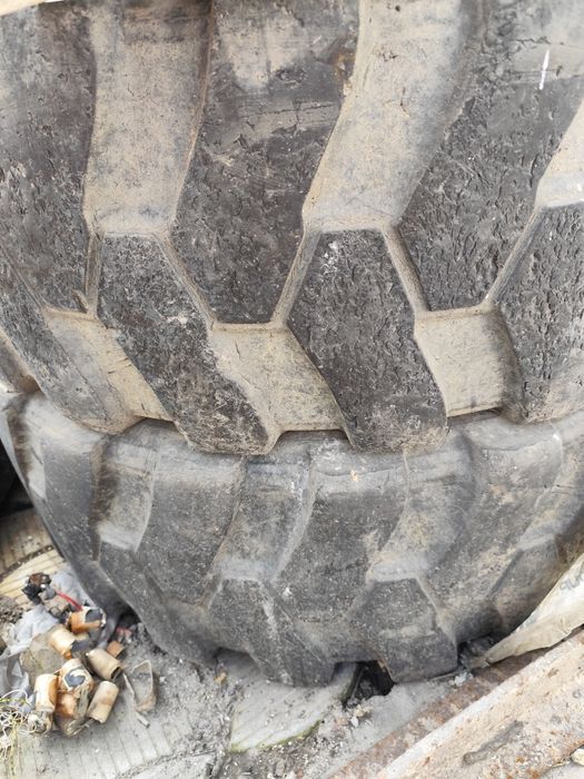 Vând cauciucuri utilaje foarte grele