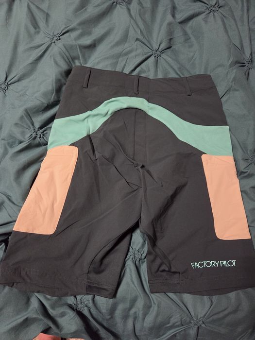 Pantaloni si scapi Oakley