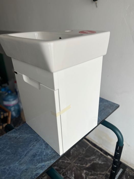 Мивка с шкаф (умивалник с конзола)