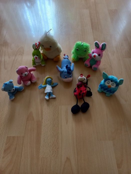 Лот от различни плюшени играчки