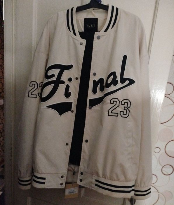 Бомбер белого цвета