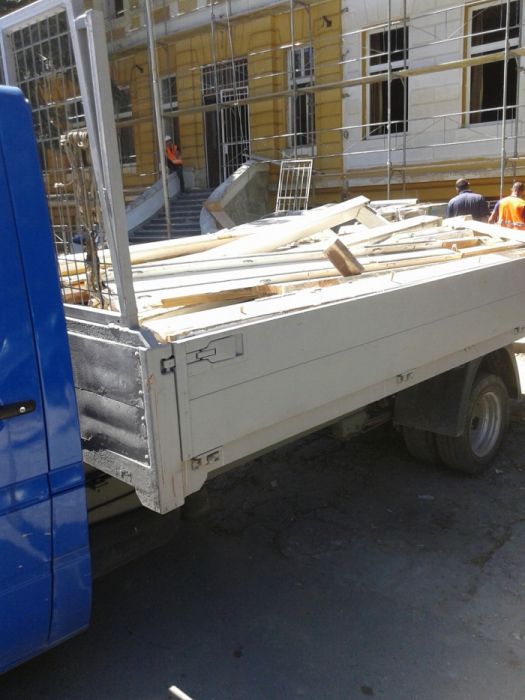 Изхвърляне строителни и битови отпадъци.Товарни услуги със Самосвал