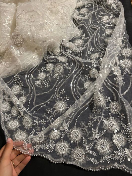 Бяла дантела, подходяща за сватбена рокля