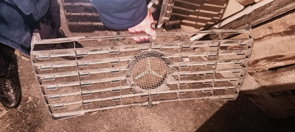 Продам решотку на мерседес 124