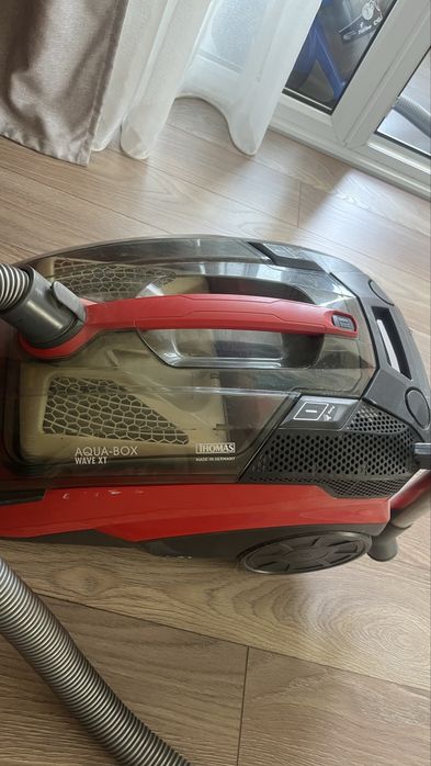 пылесос Thomas, красного цвета