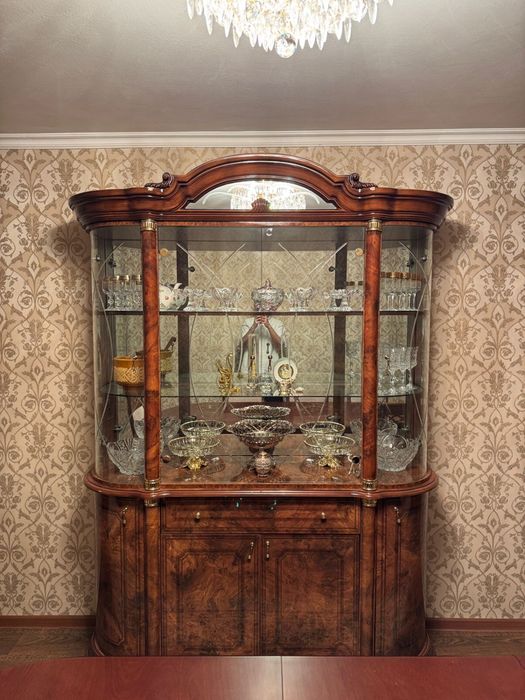 Продам сервант и комод с зеркалом