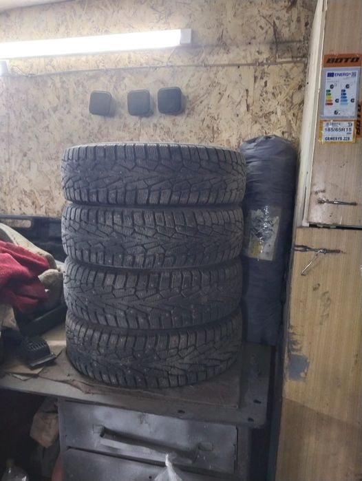 Продам комплект зимней резины 185/65/R15