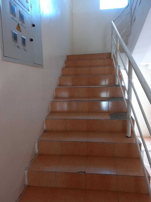 Kvartira srochniy sotiladi.