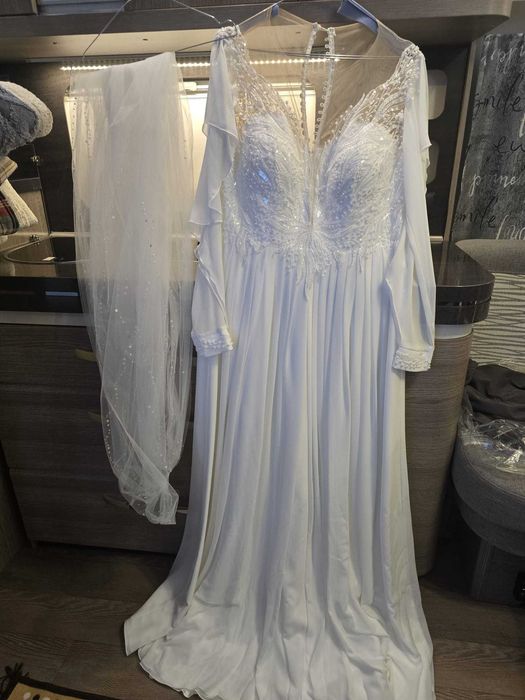 Vand rochie de mireasa cu tot cu voal care este nepurtat (M-L) marime rochie