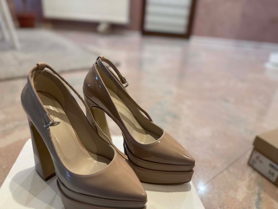 Кафяви обувки на ток