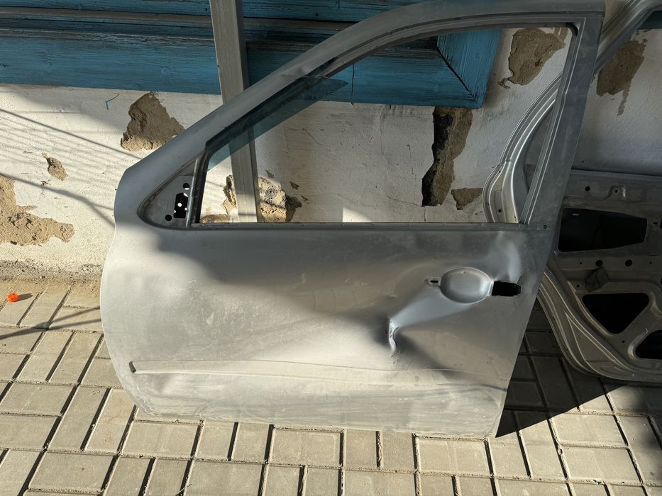 Продам дверь передни и  стороны