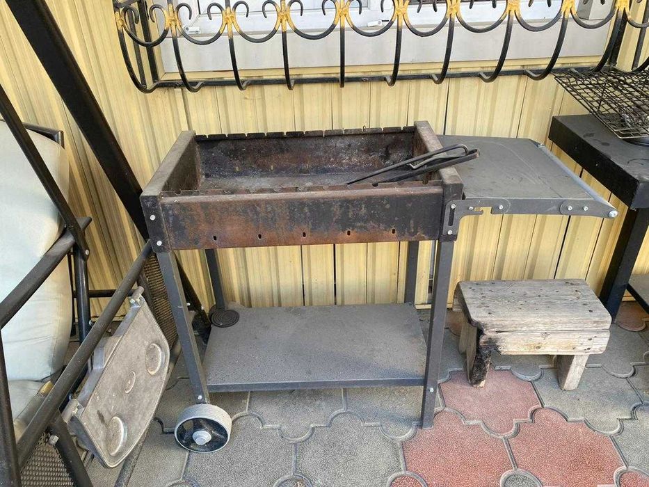 Современный мангал в хорошем состоянии