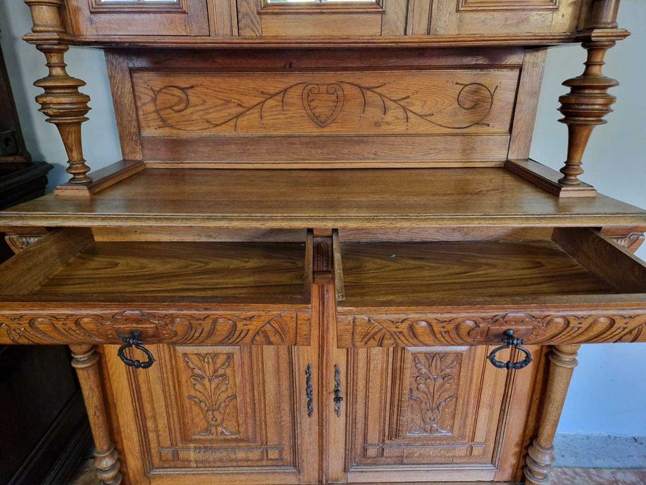 Резбован дъбов бюфет с огледални врати на две части