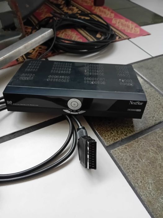 Сателитна чиния с декодер